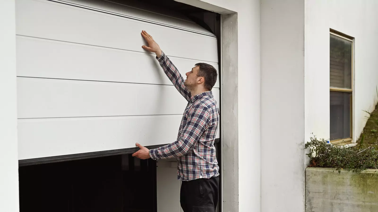 What Factors Affect the Cost of Garage Door Dents Repair in Bakersfield