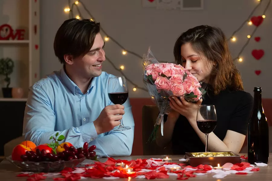 Date Night at Home: How to Style a Romantic Dinner Table Using Flowers
