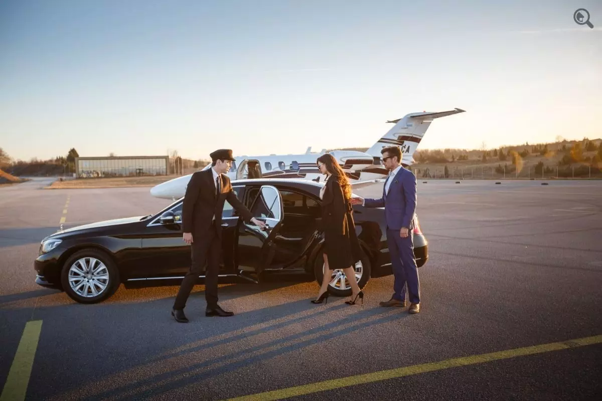 Milwaukee Airport Limo Service - Luxury and Reliable Airport Transportation