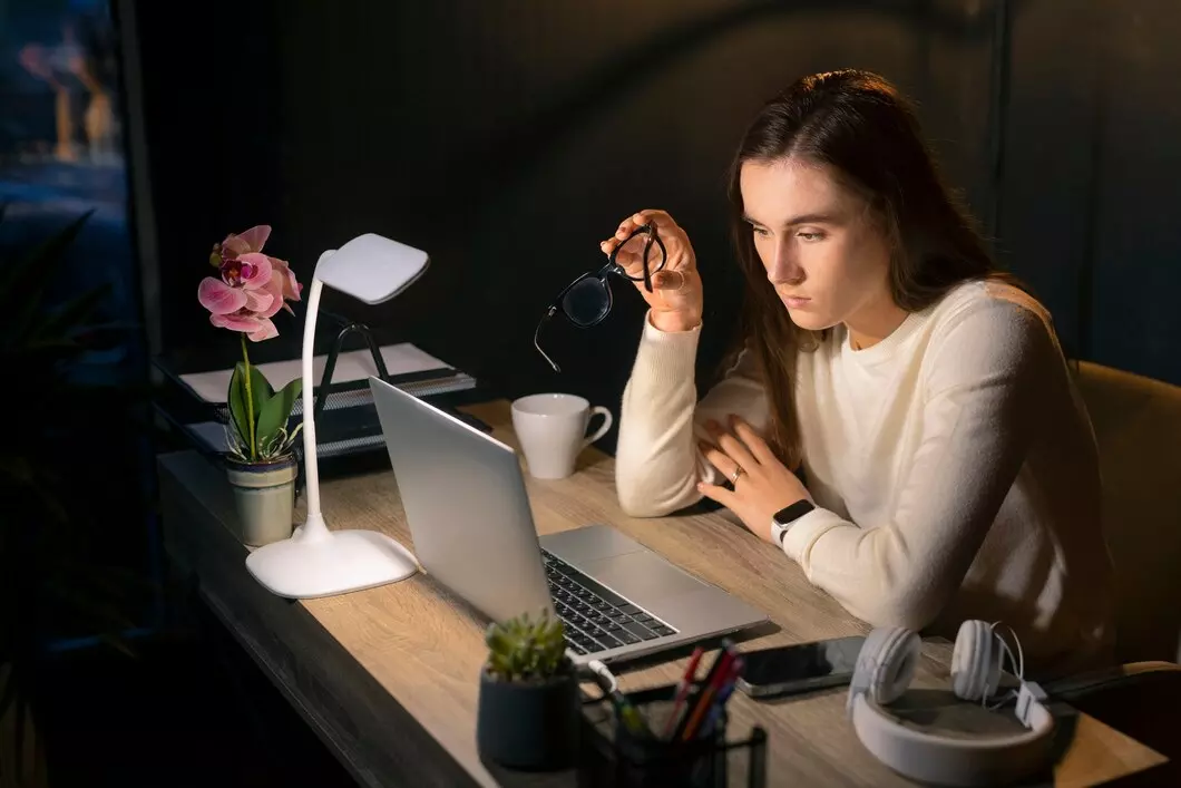 How to Stay Focused in a Distracting Digital World: Simple Productivity Tips
