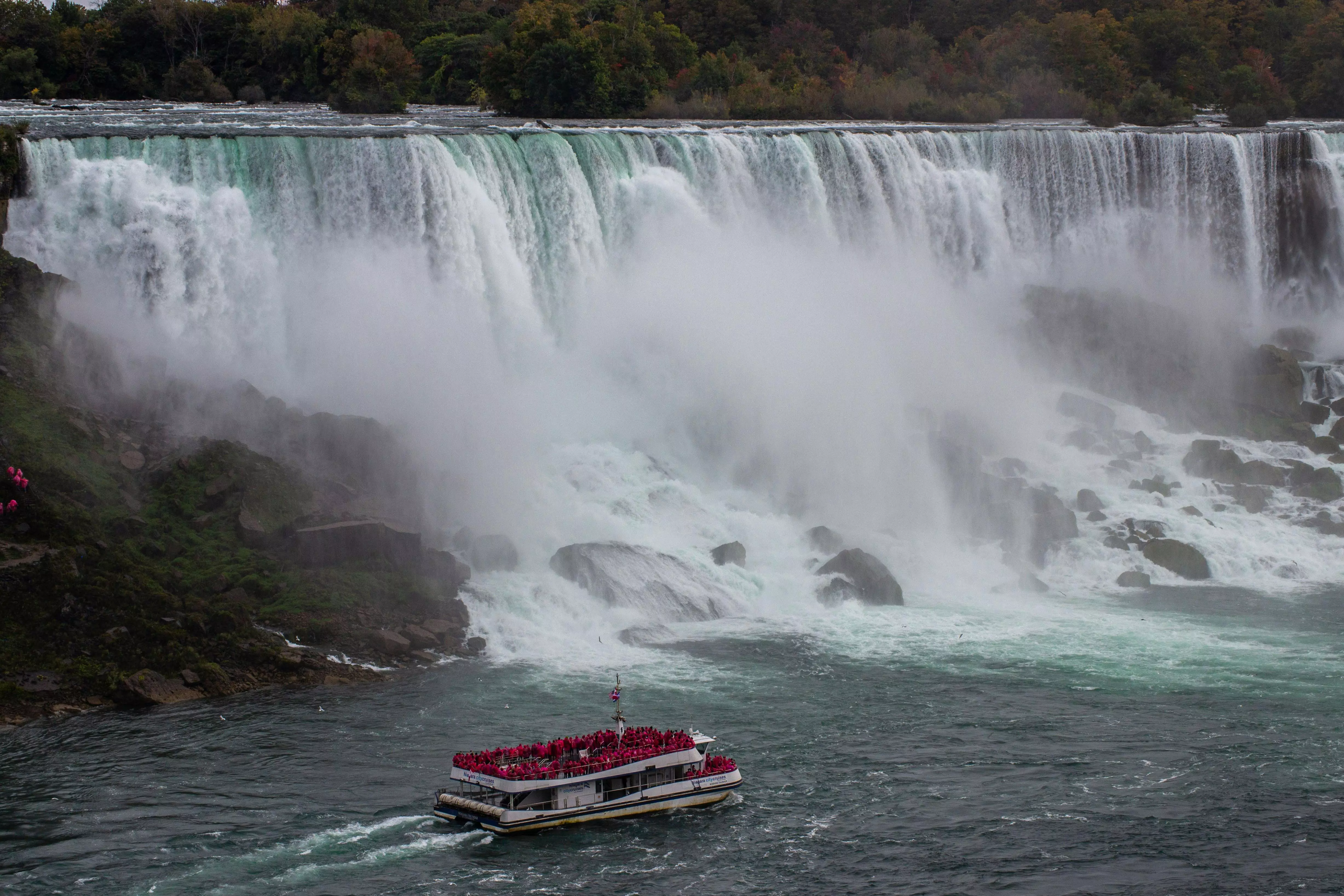 Luxury or Budget? Choosing the Right Boat from Toronto to Niagara Falls