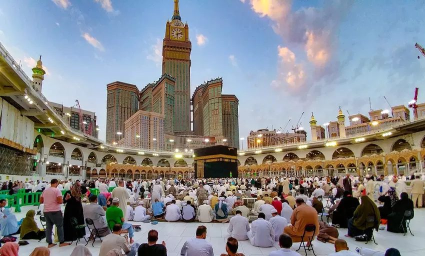 What vaccinations are mandatory for an Umrah visa from the UK?