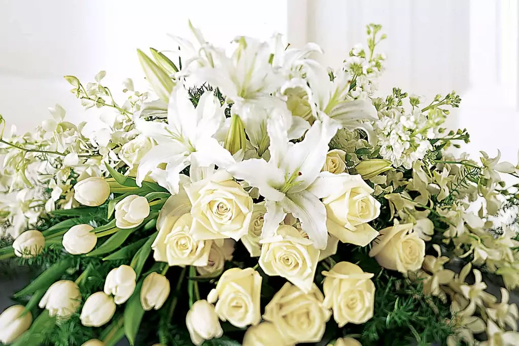 Sending Sympathy Flowers for Unexpected Losses: What’s Most Appropriate?