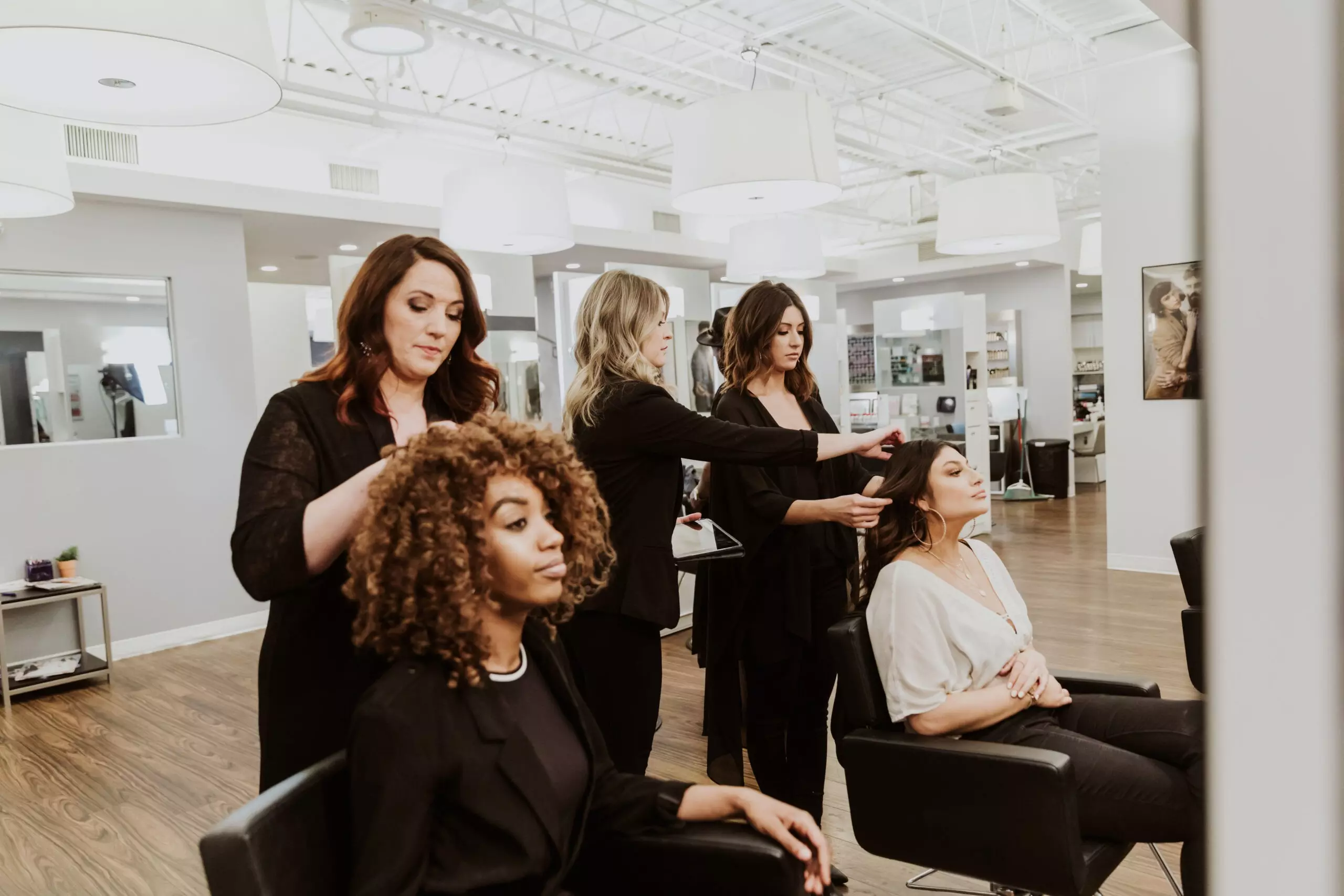 Top Reasons to Enroll in a Cosmetology School This Year
