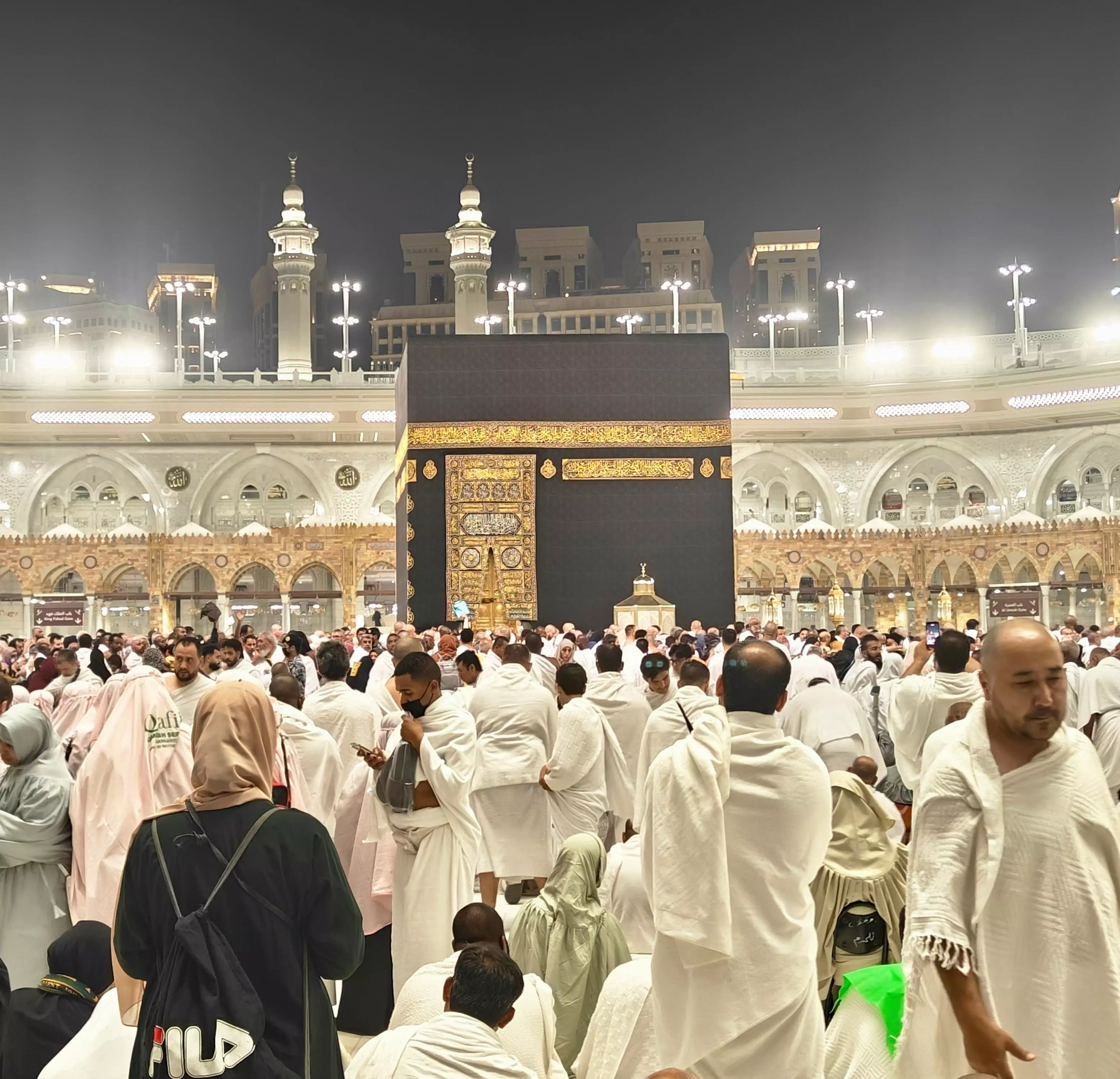 Luxury vs Economy Hajj Packages: Choosing the Right Option for You
