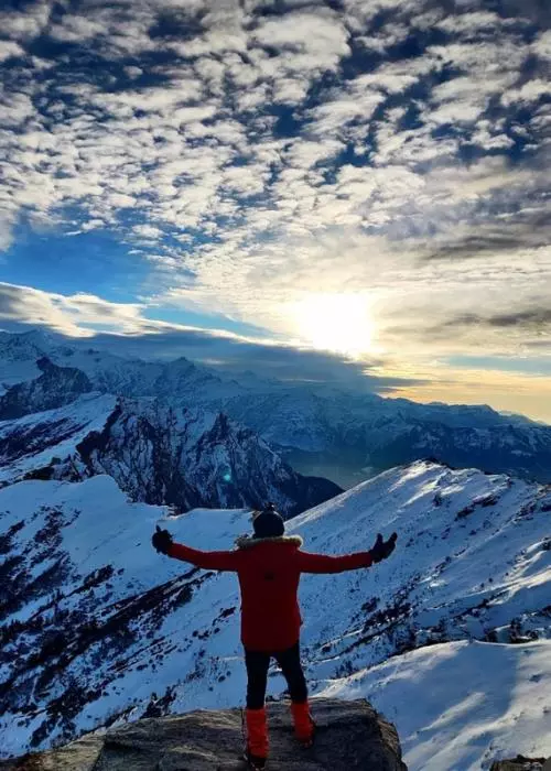 Best Time for Kedarkantha Trek 2025–26 | Seasonal Weather Guide