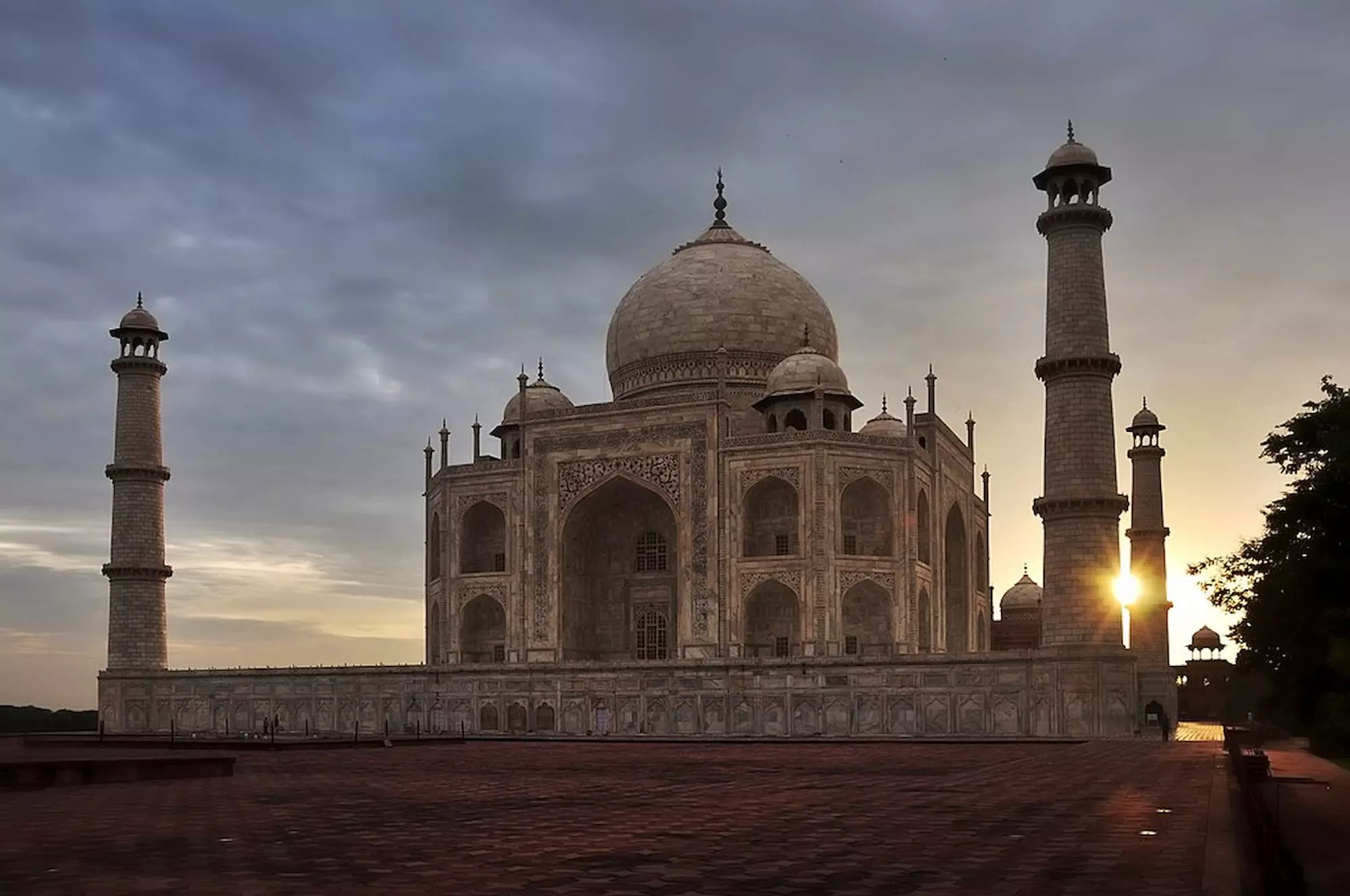 Luxury Taj Mahal Tour: Experience Eternal Love in Royal Style
