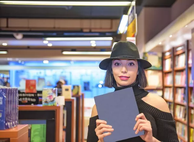 Top Author of Fictional Dramas on Beauty and Ambition